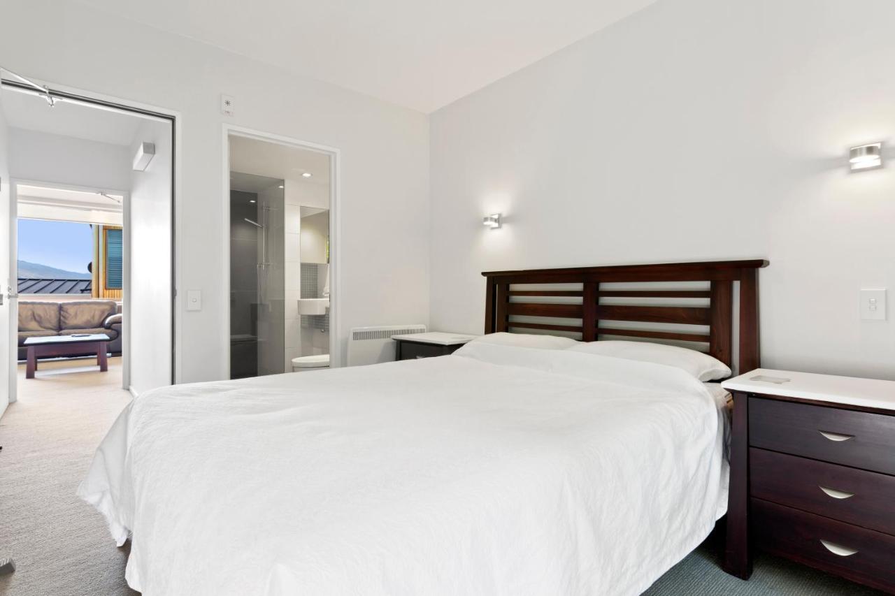 Stunning 2 Bedroom Apartment With Balcony! 퀸즈타운 외부 사진